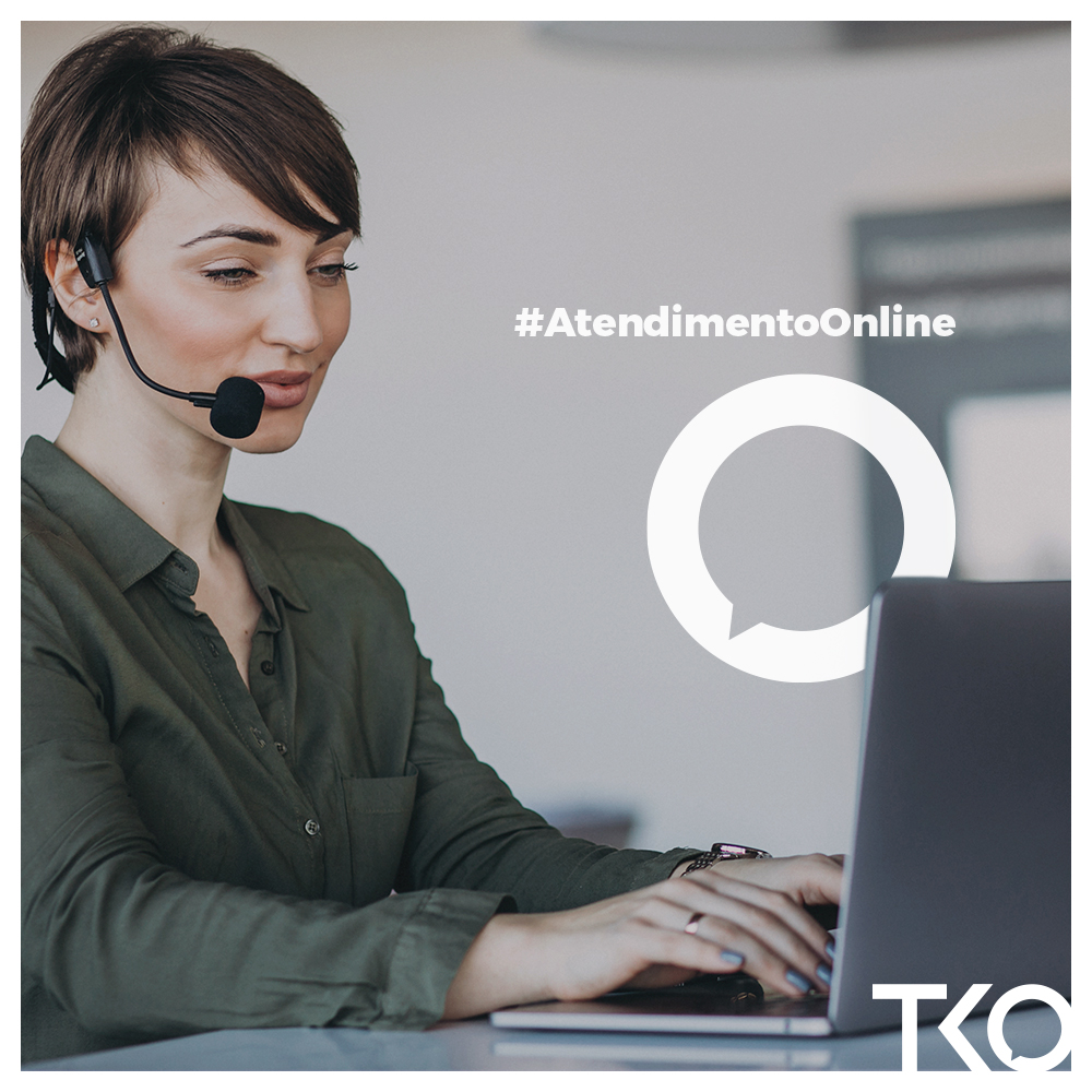 Mulher branca com headset mexendo em um laptop. Texto na imagem: "atendimento on-line."